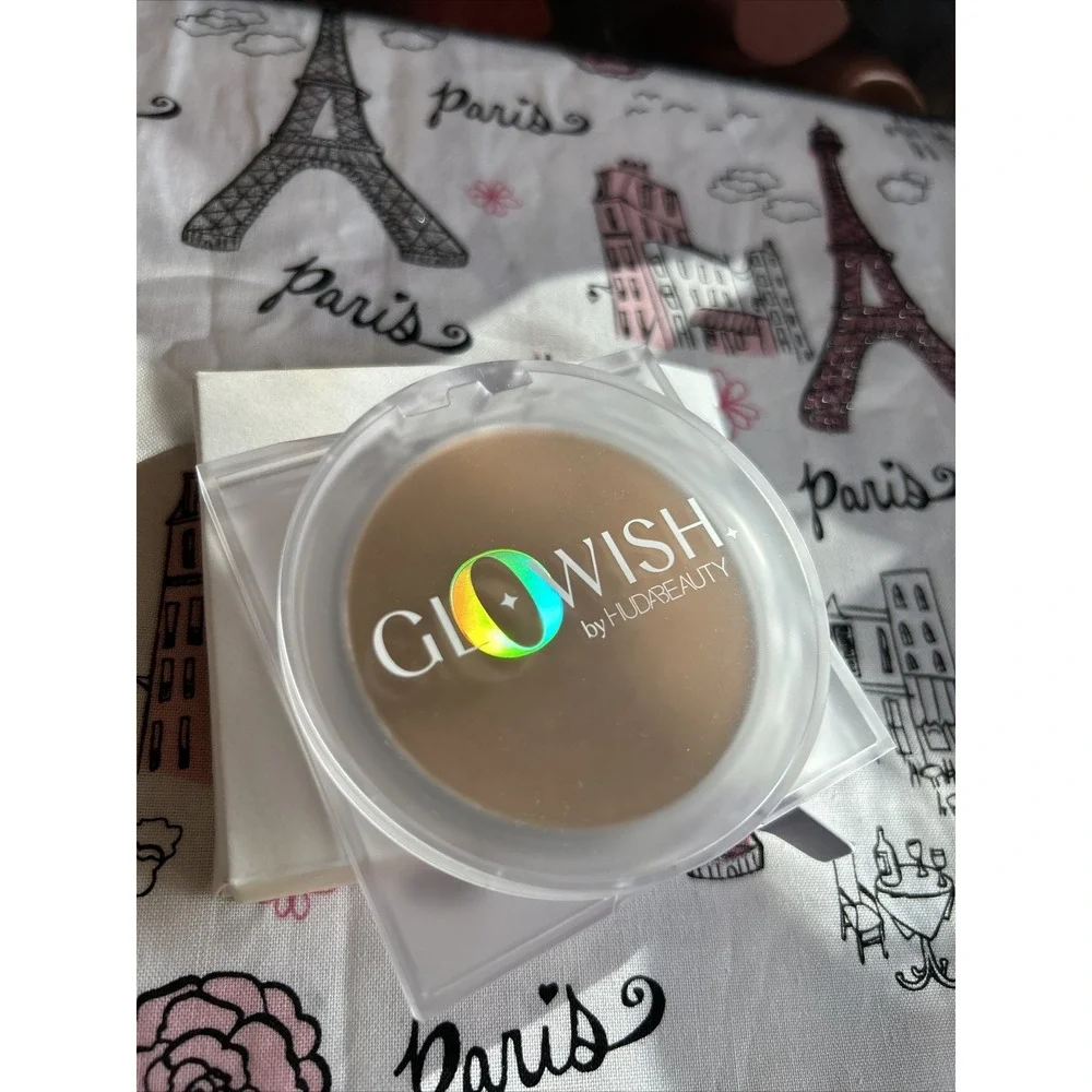 GloWish by Huda Beauty Lightweight Blurring‎ Pressed Powder 07 Tan Light